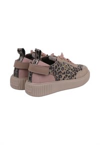 Roze en bruine sneakers met luipaardprint, van suède en stof, met een gestructureerde rubberen zool en decoratieve lipjes aan de achterkant.