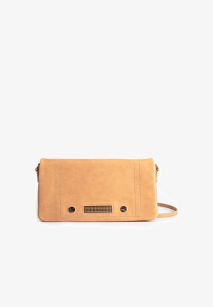 Pochette en cuir tan avec une texture lisse, de forme rectangulaire ; elle présente des accessoires noirs contrastants et un détail en maille à l'avant.