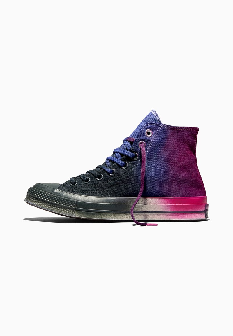 High-Top-Sneaker mit Farbverlauf in Schwarz, Blau, Lila und Pink, mit passenden Schnürsenkeln und einer abgenutzten Gummisohle.