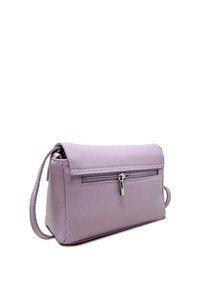 Borsa a tracolla in pelle lilla con texture, dotata di una tasca frontale con zip, forma rettangolare piatta e sottile tracolla staccabile.