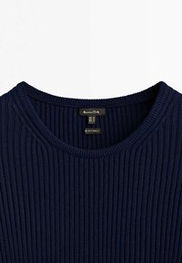 Pull en tricot côtelé bleu marine avec un col rond et une étiquette de marque "Massimo Dutti" cousue à l'intérieur du col.