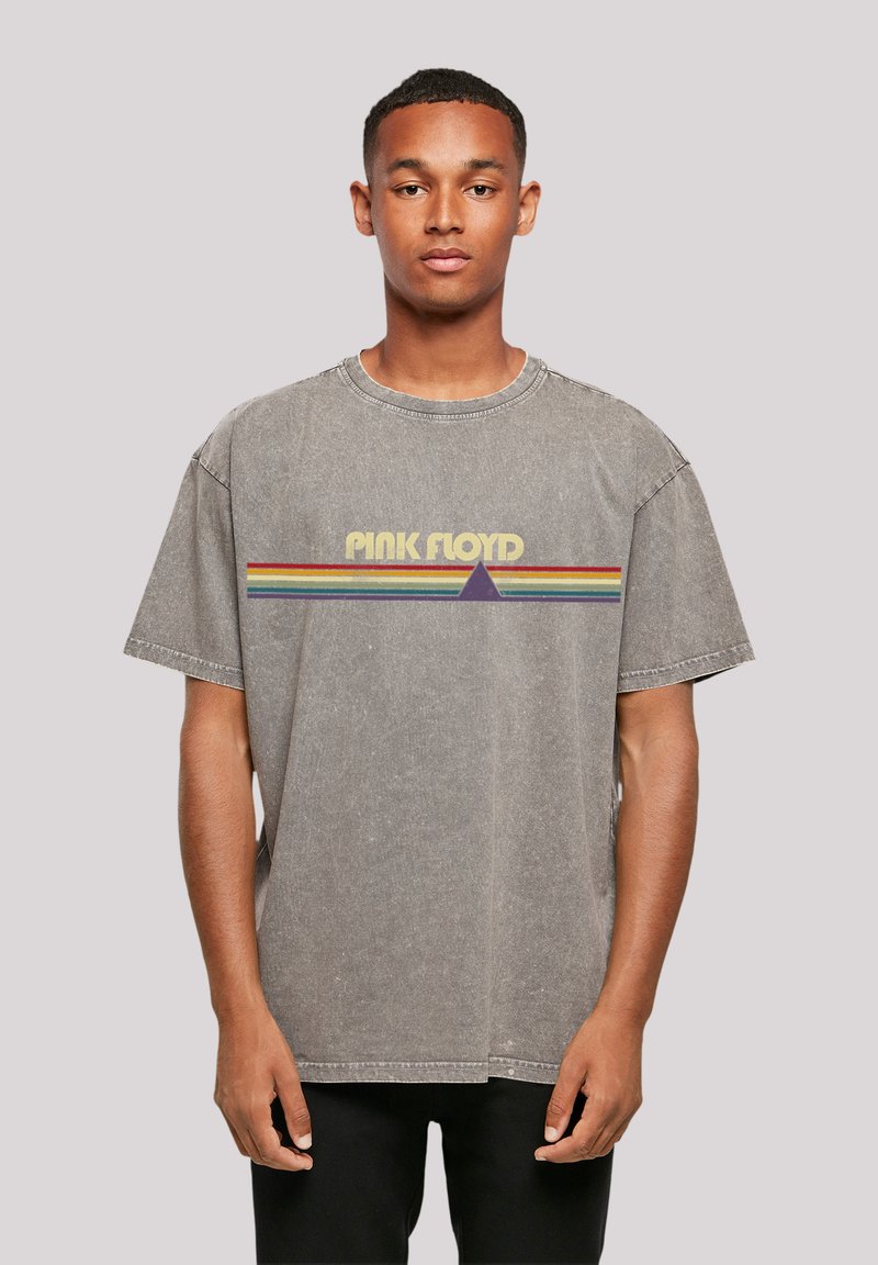 Light gray oversized t-shirt made of cotton, featuring a colorful "Pink Floyd" graphic with a triangle and horizontal stripes.