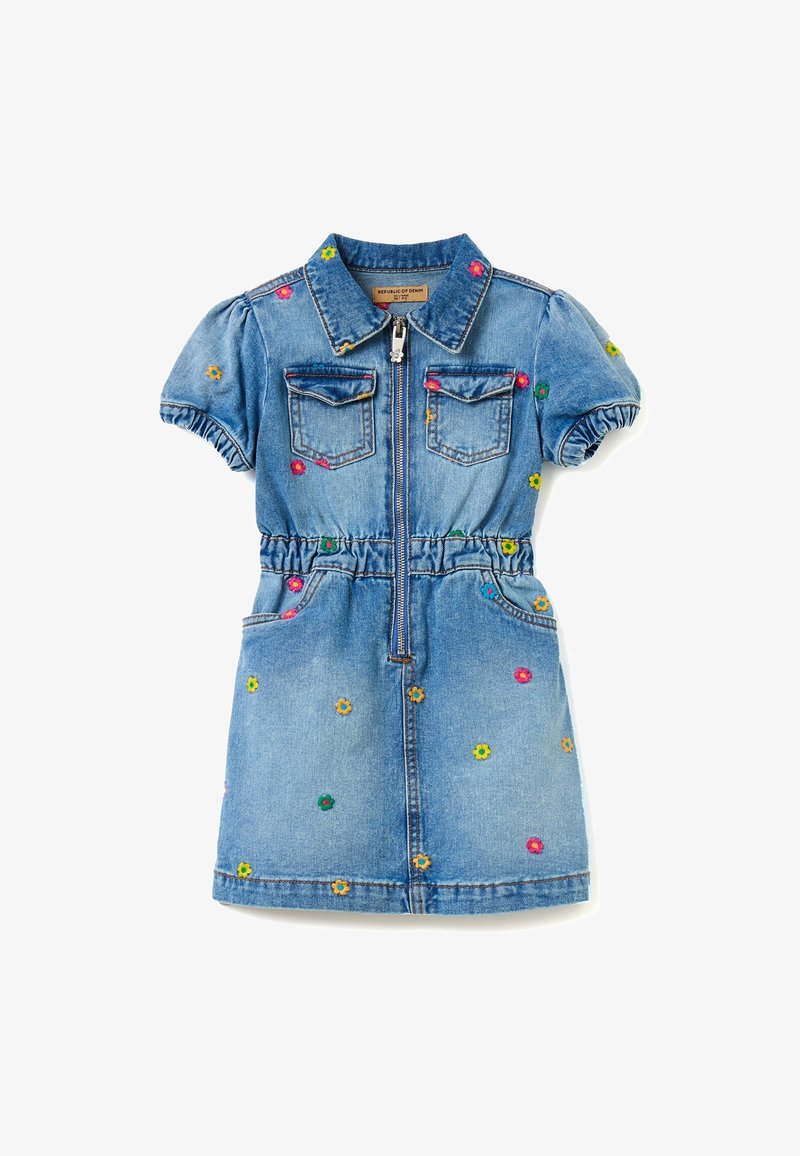 Robe courte à manches courtes en denim bleu avec fermeture éclair frontale, deux poches poitrine, taille élastique et petites fleurs brodées colorées partout.