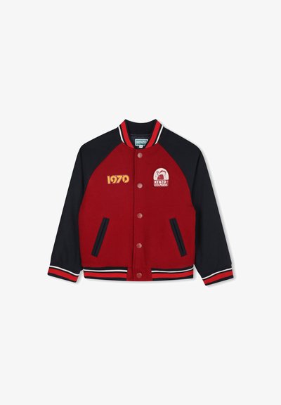 Veste de varsity rouge et marine en mélange de laine, dotée de boutons-pression, de poignets côtelés, de deux poches latérales et de détails brodés incluant "1970".