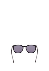 Ochelari de soare cu ramă neagră, cu lentile gri umbrite, formă pătrată, design elegant și accente transparente pe brațe. Fără logo-uri sau modele vizibile.