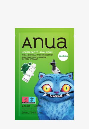 Grüne Verpackung mit Anua Heartleaf 77 + Hyaluron beruhigender Maske, mit einer blauen lächelnden Katze mit gelben Augen und einem Vogel mit Hut auf dem Kopf.