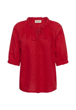 Blusa roja de lino con mangas tres cuartos, escote con volantes, lazo frontal y costuras decorativas verticales en el centro.