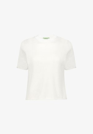 Maglietta a maniche corte bianca in maglia con scollo tondo e silhouette leggermente aderente, esposta su uno sfondo bianco uniforme.