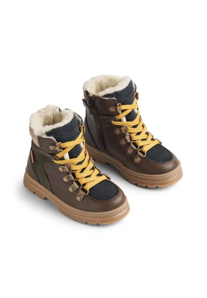 Brązowe i zielone buty trekkingowe z żółtymi sznurówkami, puszystą wyściółką, zamszowego i skórzanego materiału, średniej wysokości, z gumową podeszwą.
