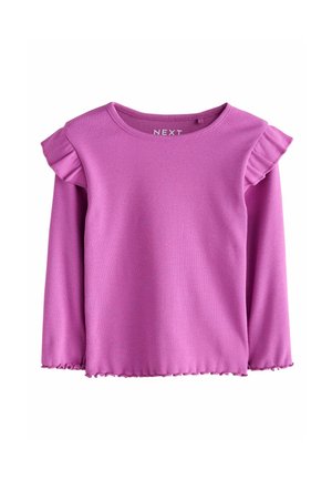 Langærmet, ribstrikket top i klar pink med flæsedetaljer på skuldrene og en bølget kant nederst. Stoffet virker blødt og tekstureret.