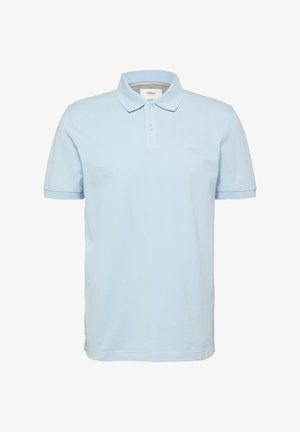 Hellblaues Polohemd mit kurzen Ärmeln, Zwei-Knopf-Leiste und weichem Kragen, präsentiert vor weißem Hintergrund.