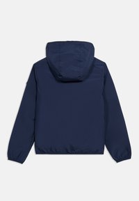 Μπλε-ναυτικό μπουφάν με κουκούλα, μακριά μανίκια, ελαστικά μανσέτες και ελαφρώς ελαστική μέση, εμφανιζόμενο από πίσω σε λευκό φόντο.