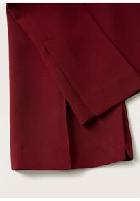 Pantalon sur mesure bordeaux en tissu lisse, doté d'une coupe droite, de poches latérales dans la couture et de détails discrets cousus.