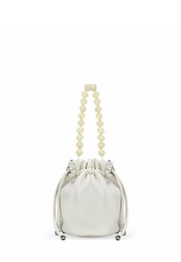 Bolso de cuerda blanco de cuero con un asa texturizada hecha de cuentas geométricas amarillas. Diseño suave y recogido con detalles en metal plateado.