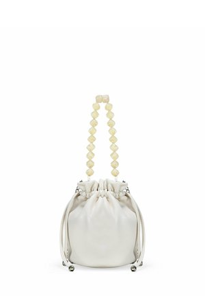 Bolso de cuerda blanco de cuero con un asa texturizada hecha de cuentas geométricas amarillas. Diseño suave y recogido con detalles en metal plateado.