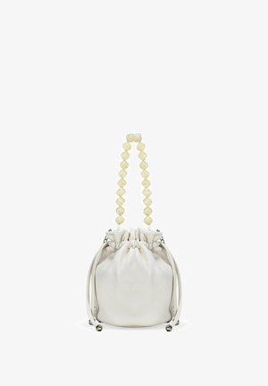 Bolso de cuerda blanco de cuero con un asa texturizada hecha de cuentas geométricas amarillas. Diseño suave y recogido con detalles en metal plateado.