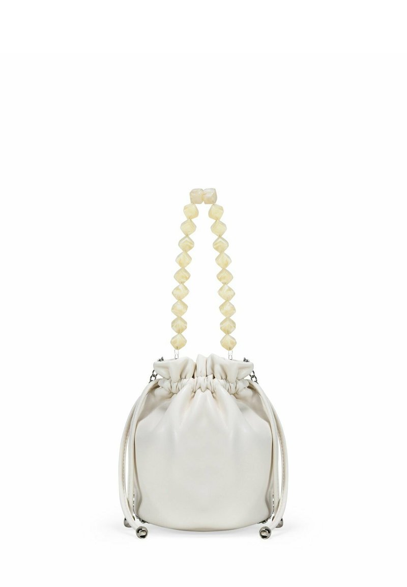 Bolso de cuerda blanco de cuero con un asa texturizada hecha de cuentas geométricas amarillas. Diseño suave y recogido con detalles en metal plateado.