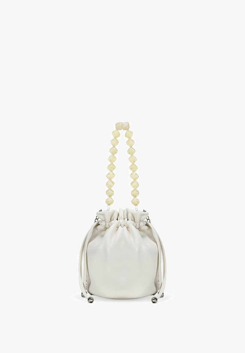 Bolso de cuerda blanco de cuero con un asa texturizada hecha de cuentas geométricas amarillas. Diseño suave y recogido con detalles en metal plateado.