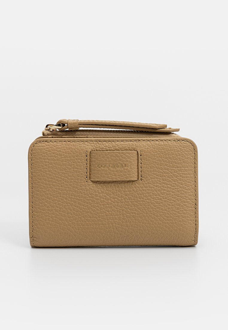 Brązowa skórzana portmonetka o teksturowanym wykończeniu, prostokątnym kształcie, górnym zamkiem błyskawicznym i logo na przedniej stronie. Kompaktowy i minimalistyczny design.