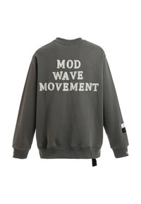 Sudadera gris con gran lettering texturizado en blanco que dice "MOD WAVE MOVEMENT" en la parte posterior, cuello acanalado y detalle de etiqueta en el lateral.