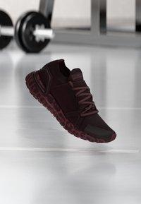 Επιλέχθηκε, maroon/maroon/quiet crimson