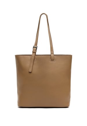 Borsa a mano in pelle tan con una texture liscia, forma rettangolare e lunghe tracolle. Presenta un design semplice e senza hardware visibile.