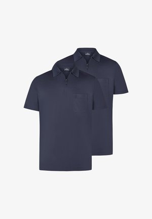 Zwei dunkelmarineblaue Polo-Shirts mit kurzen Ärmeln, Kragen, Brusttaschen auf der Vorderseite und halbhohem Reißverschluss, auf weißem Hintergrund dargestellt.