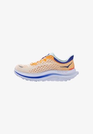 Zapatilla de running ligera en beige, con detalles en naranja y azul. Cuenta con una parte superior de malla transpirable, una amortiguación gruesa y una suela exterior con patrón.