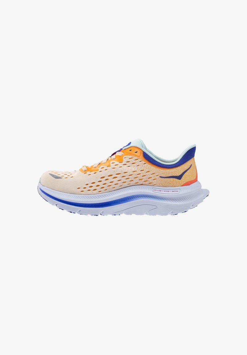 Chaussure de course légère en beige, avec des accents orange et bleu. Elle présente une tige en mesh respirant, un épais amorti et une semelle extérieure à motif.