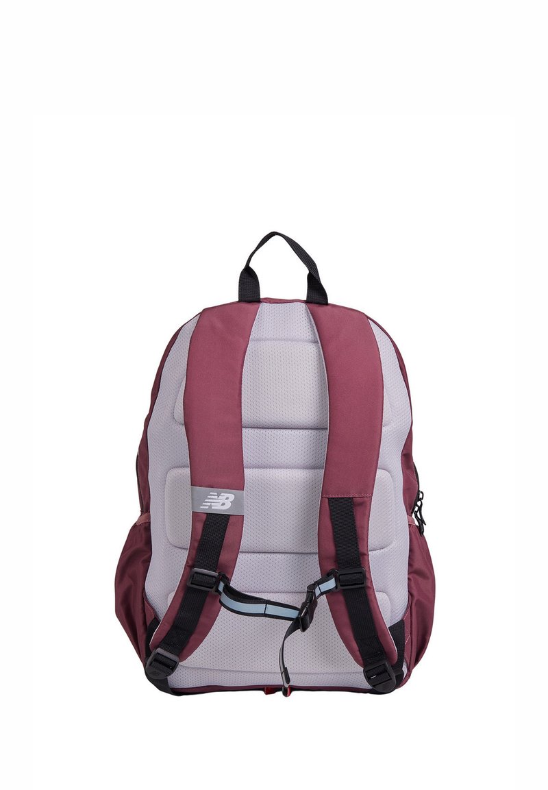 Maroner und grauer Rucksack mit gepolstertem Rücken, verstellbaren schwarzen Riemen und einem oberen Griff. Verfügt über ein Logo und texturierten Stoff für besseren Griff.