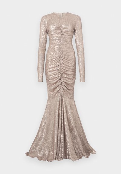 Vestido de evening de manga longa e ajustado em rosa dourado, com detalhes franzidos e bainha evasê. Feito de tecido com lantejoulas e uma textura suave.