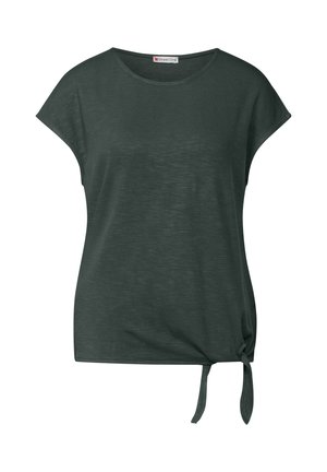 T-shirt vert foncé à manches courtes en tissu doux. Présente un col rond et un détail de nœud décoratif en bas à gauche.