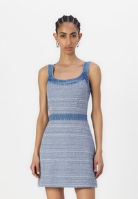 Modra jeans mini obleka s kvadratnim izrezom, teksturirano tkanino, širokimi naramnicami in prilegajočim krojem. Ima kontrastni vzorec s horizontalnimi črtami.
