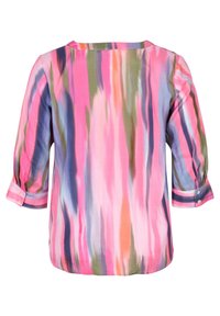 Blouse multicolore présentant une coupe ample avec un motif abstrait aux teintes roses, vertes et bleues, manches trois-quarts avec détails boutonnés.