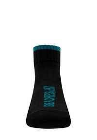 Schwarze Knöchelsocken mit ribbeliger Textur, versehen mit einem türkisfarbenen Band am oberen Rand und türkisfarbener Schrift an der Seite.