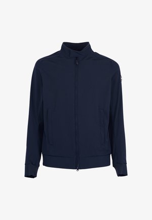 Giacca leggera blu navy con zip frontale, collo alto, maniche lunghe, due tasche laterali e patch con logo sulla manica sinistra.