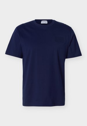 Μπλε ναυτικό T-shirt με κοντά μανίκια και στρογγυλή λαιμόκοψη, με μικρό ανάγλυφο λογότυπο στο αριστερό μέρος του στήθους.