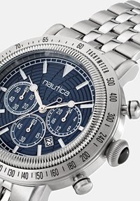 Orologio cronografo in acciaio inossidabile con quadrante testurizzato blu navy, tre sottoquadranti, scala tachimetrica e bracciale in metallo.