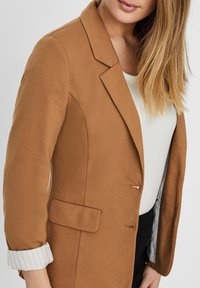 Vero Moda Bleizeris - tobacco brown