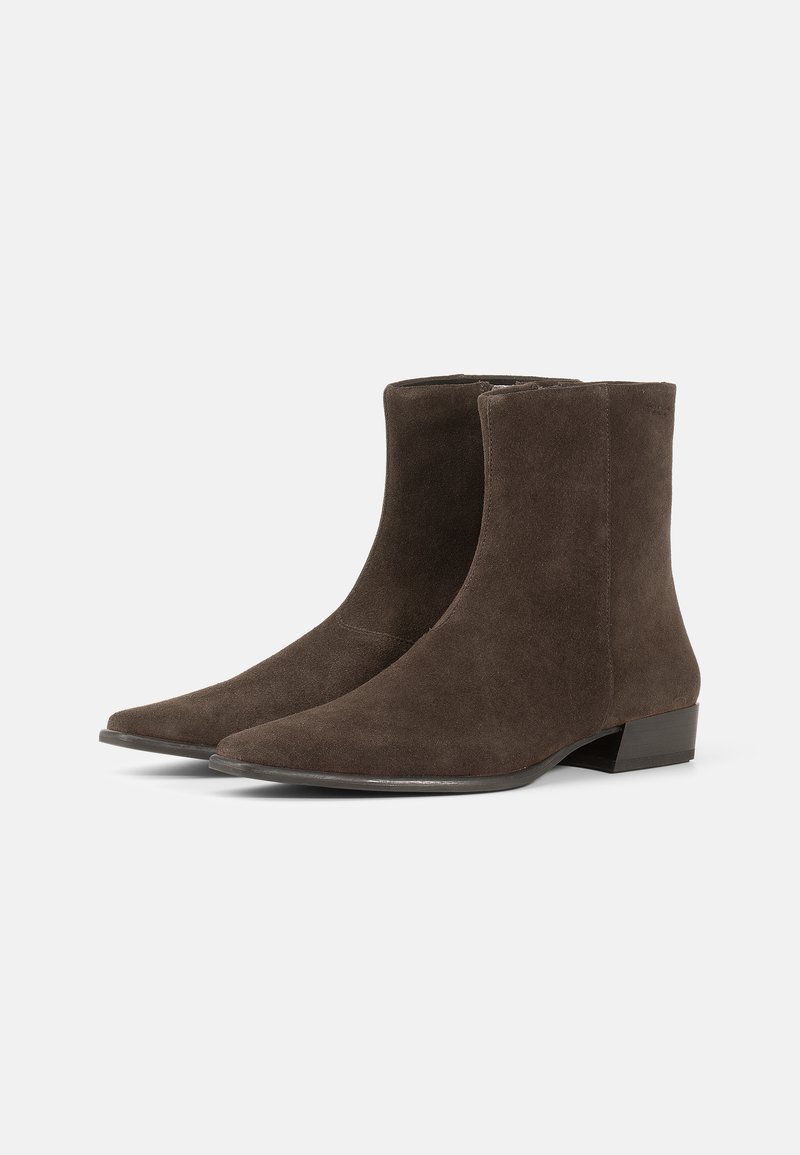 Bottines en daim marron avec un bout pointu et un petit talon carré ; texture lisse et design minimaliste sans quincaillerie visible.