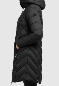 Abrigo acolchado negro con un patrón de chevron, capucha, bolsillos con cremallera y detalle de logo en la manga. Material suave y ligero.