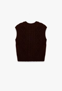 Maglione marrone senza maniche in maglia con un motivo a diamante testurizzato e colletto a coste. Il tessuto appare morbido e spesso.