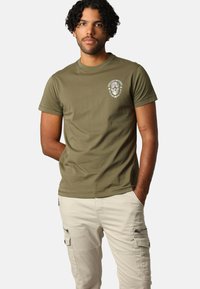 Sélectionné, Khaki