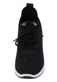 Svart idrottssko med ett ventilerande nätövre, platta snöre och en vit och svart sula. Har en dragflik vid hälen för enkel påtagning.