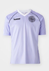 Maglia sportiva a righe verticali lilla chiaro e bianche con colletto bianco, logo Hummel nero sul petto a destra e distintivo della federazione calcistica danese sul petto a sinistra.