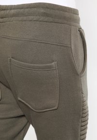 Urban Classics PLEAT SWEATPANTS - Pantalones deportivos - olive