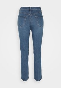 Jeans de mezclilla azul con pierna recta, cintura de altura media, dos bolsillos traseros y detalles de costura sutiles. Textura suave con un corte clásico.