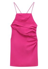 Robe rose fuchsia avec fines bretelles, présentant un drapé asymétrique et des fronces sur le côté. Tissu lisse, sans éléments métalliques visibles ni motifs.