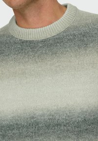 Maglione grigio a maglia caratterizzato da un design a gradiente che va dal grigio chiaro al grigio scuro, con collo rotondo a costine e una texture liscia.