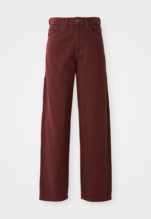 Pantalons larges bordeaux en coton avec une texture lisse, dotés d'une fermeture à bouton à l'avant, de passants de ceinture et de plusieurs poches.